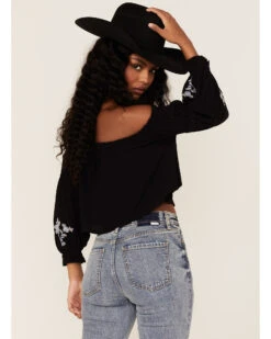 Shyanne Women's Floral Embroidered Off-Shoulder Crop Top -Deals Grace Apparel Store 2000364756 001 P4