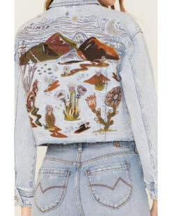 Cleo + Wolf Women's Light Wash Stretch Desert Scene Embroidered Cropped Denim Jacket
